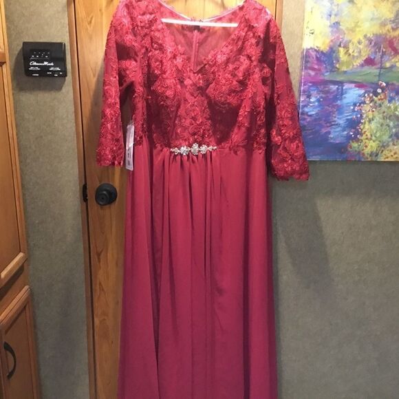 NWT Azazie Brand Lace Burgundy Colored Long Gown with 3/4 Length Sleeve. - Picture 1 of 13